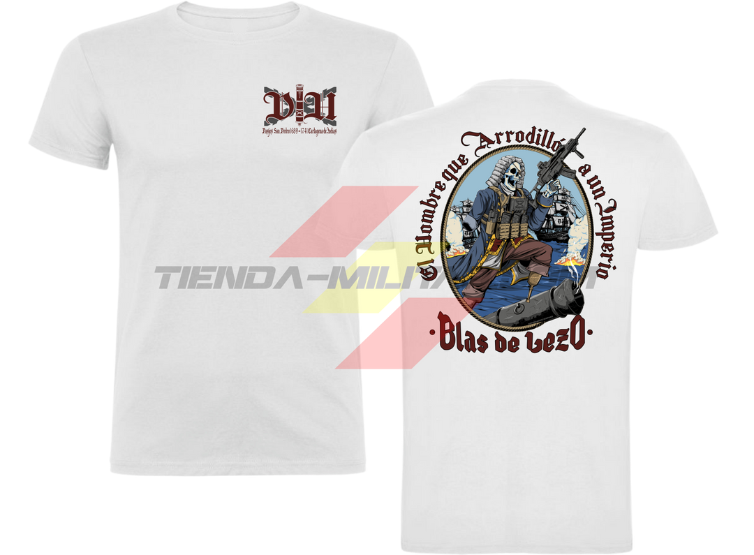 Camiseta de ALGODÓN PREMIUM, color BLANCO, de la marca Depredador Hispano. En el pecho, monograma DH con la leyenda "Pasajes San Pedro 1689-1741, Cartagena de Indias". En la espalda, ilustración de Blas de Lezo empuñando un arma automática con la frase "El Hombre que Arrodilló a un Imperio · Blas de Lezo". Camiseta militar Depredador Hispano.