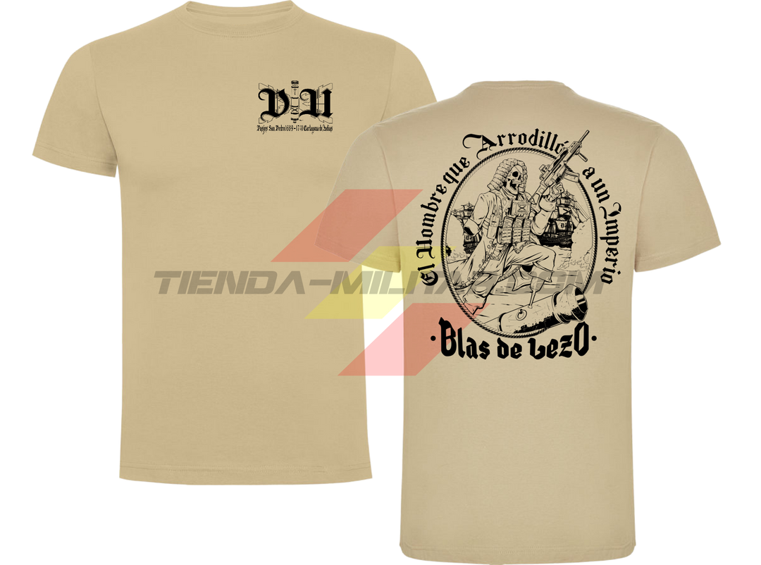 Camiseta de ALGODÓN PREMIUM, color ARENA OSCURO, de la marca Depredador Hispano, versión de diseño monocromático en NEGRO. En el pecho, monograma DH; en la espalda, ilustración de Blas de Lezo con la frase "El Hombre que Arrodilló a un Imperio · Blas de Lezo".