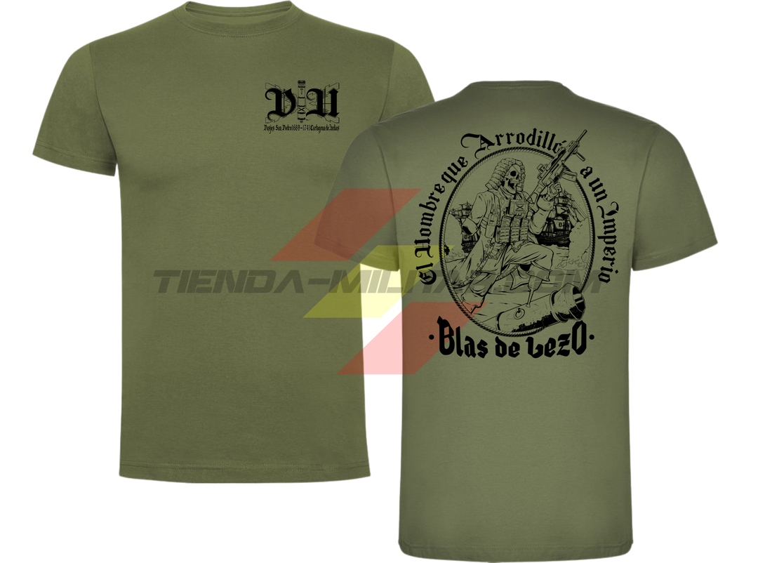 Camiseta de ALGODÓN PREMIUM, color VERDE MILITAR, de la marca Depredador Hispano, versión de diseño monocromático en NEGRO. En el pecho, monograma DH; en la espalda, ilustración de Blas de Lezo con la frase "El Hombre que Arrodilló a un Imperio · Blas de Lezo".