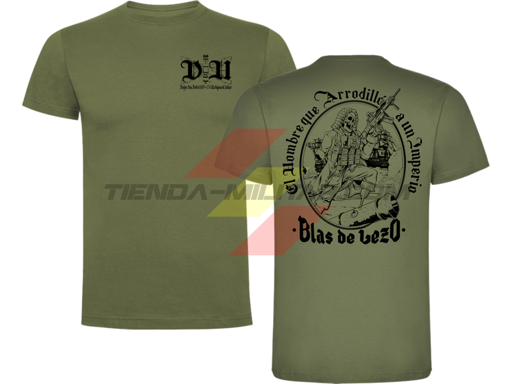 Camiseta de ALGODÓN PREMIUM, color VERDE MILITAR, de la marca Depredador Hispano, versión de diseño monocromático en NEGRO. En el pecho, monograma DH; en la espalda, ilustración de Blas de Lezo con la frase "El Hombre que Arrodilló a un Imperio · Blas de Lezo".