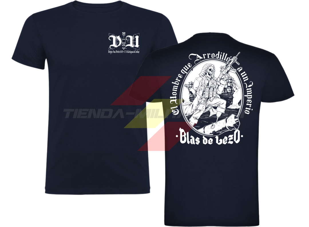 Camiseta de ALGODÓN PREMIUM, color AZUL MARINO, de la marca Depredador Hispano, versión de diseño monocromático en BLANCO. En el pecho, monograma DH; en la espalda, ilustración de Blas de Lezo con la frase "El Hombre que Arrodilló a un Imperio · Blas de Lezo".