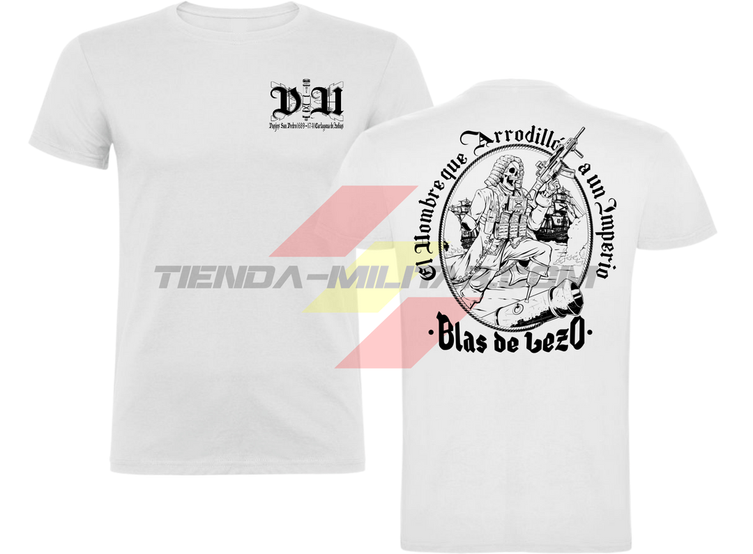 Camiseta de ALGODÓN PREMIUM, color BLANCO, de la marca Depredador Hispano, versión de diseño monocromático en NEGRO. En el pecho, monograma DH; en la espalda, ilustración de Blas de Lezo con la frase "El Hombre que Arrodilló a un Imperio · Blas de Lezo".