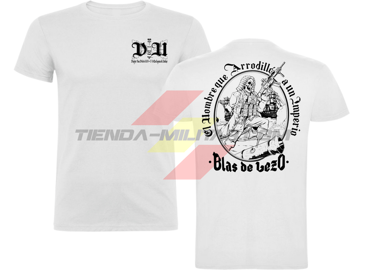 Camiseta de ALGODÓN PREMIUM, color BLANCO, de la marca Depredador Hispano, versión de diseño monocromático en NEGRO. En el pecho, monograma DH; en la espalda, ilustración de Blas de Lezo con la frase "El Hombre que Arrodilló a un Imperio · Blas de Lezo".