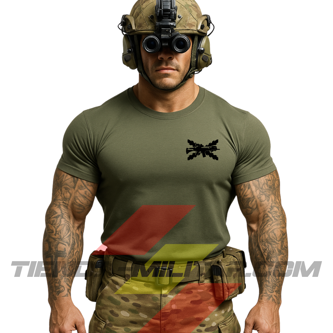 Guerrero moderno de frente con camiseta táctica fabricada en algodón, en color VERDE MILITAR de la marca Depredador Hispano.
En el pecho lleva un logotipo con con la cruz de borgoña y un fusil de asalto G36 cruzado. Ropa militar de combate de alto rendimiento con diseño reivindicativo de poder hispano.