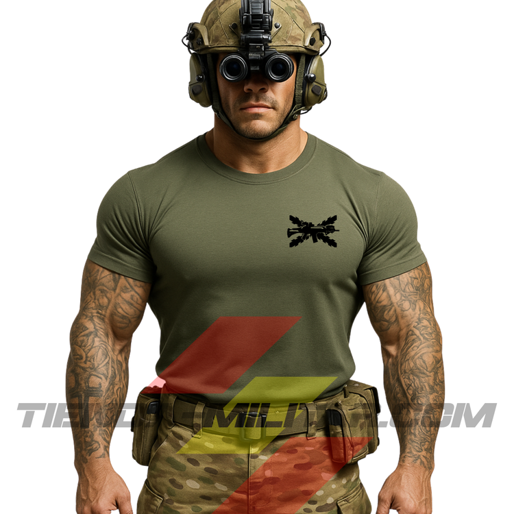 Guerrero moderno de frente con camiseta táctica fabricada en algodón, en color VERDE MILITAR de la marca Depredador Hispano.
En el pecho lleva un logotipo con con la cruz de borgoña y un fusil de asalto G36 cruzado. Ropa militar de combate de alto rendimiento con diseño reivindicativo de poder hispano.