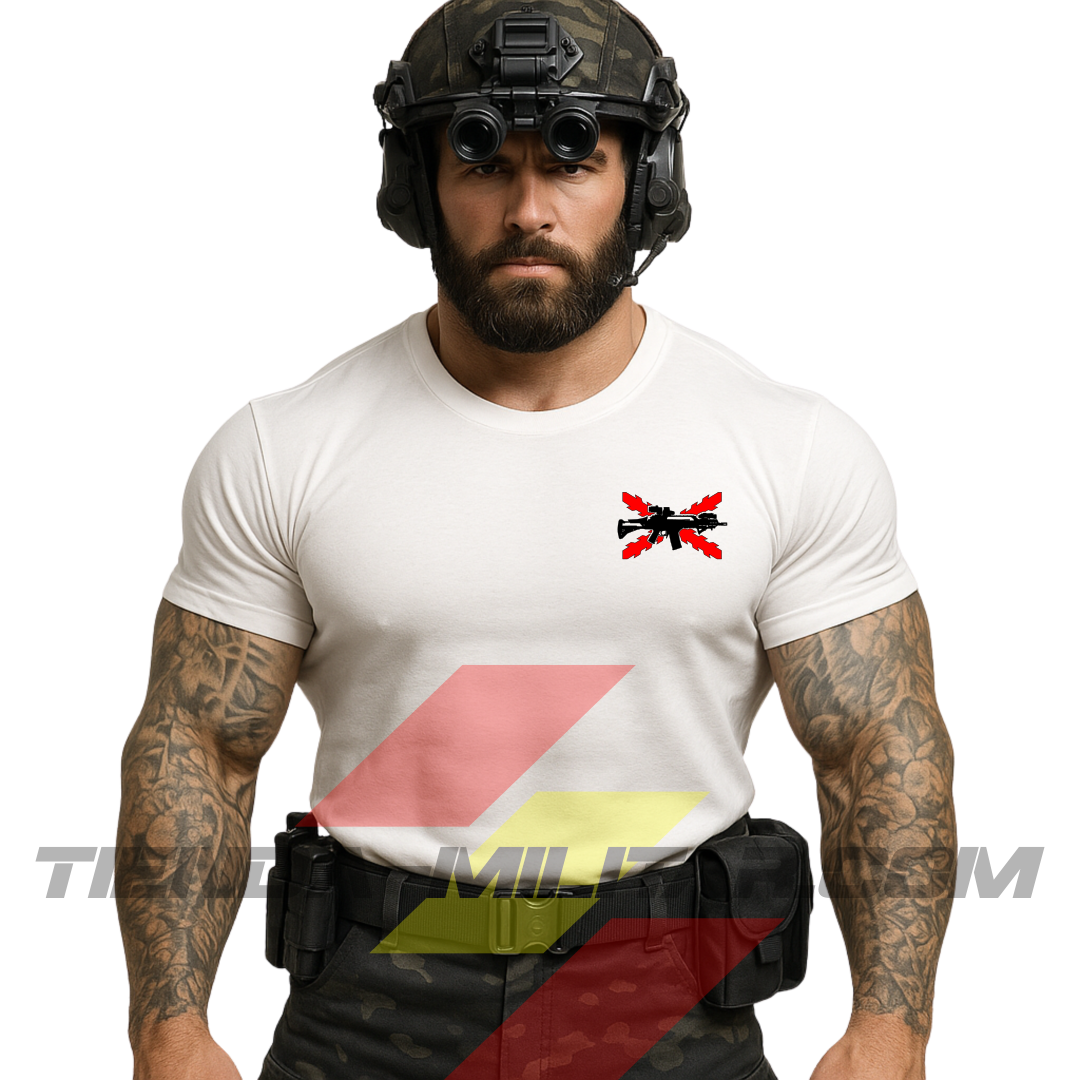 Guerrero moderno de frente con camiseta táctica fabricada en algodón, en color BLANCO de la marca Depredador Hispano.
En el pecho lleva un logotipo con con la cruz de borgoña y un fusil de asalto G36 cruzado. Ropa militar de combate de alto rendimiento con diseño reivindicativo de poder hispano.