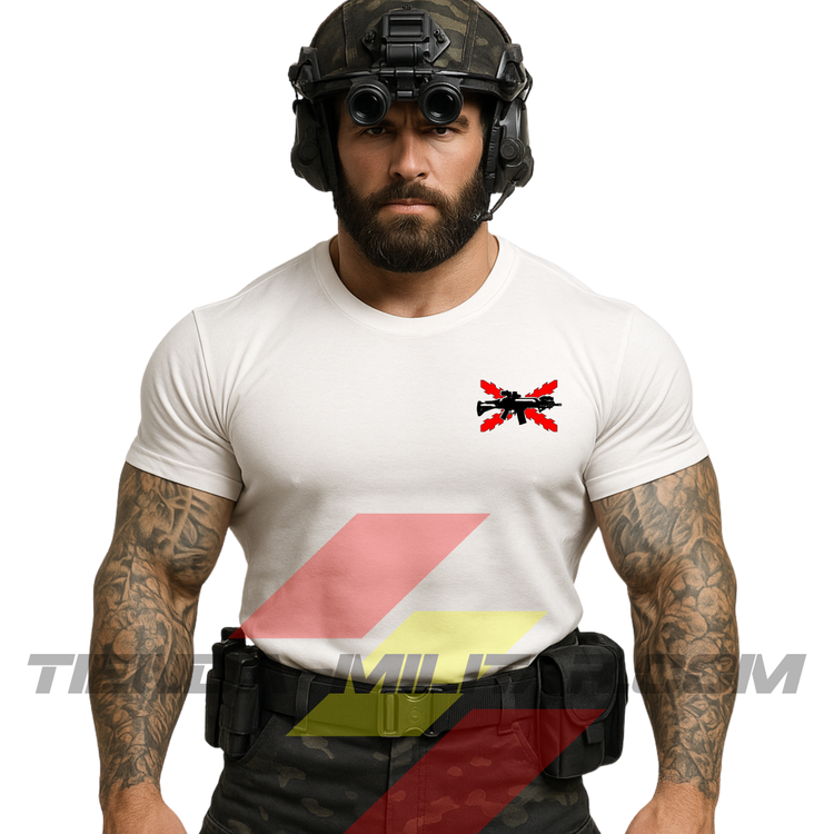 Guerrero moderno de frente con camiseta táctica fabricada en algodón, en color BLANCO de la marca Depredador Hispano.
En el pecho lleva un logotipo con con la cruz de borgoña y un fusil de asalto G36 cruzado. Ropa militar de combate de alto rendimiento con diseño reivindicativo de poder hispano.