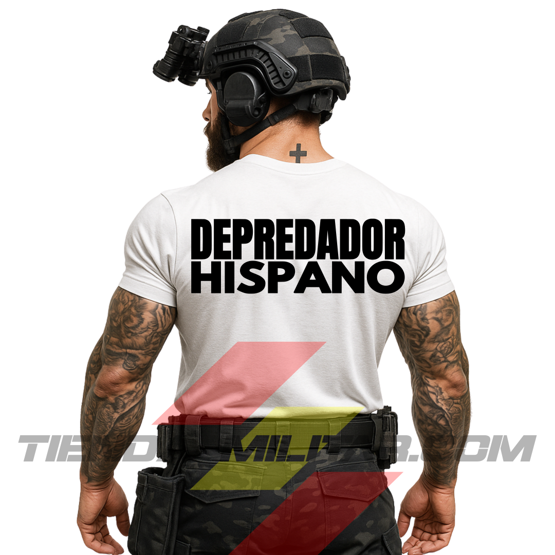 Guerrero moderno de espaldas con camiseta táctica de 100% ALGODÓN premium, en color BLANCO militar de la marca Depredador Hispano. En la espalda lleva la frase “DEPREDADOR HISPANO”. Ropa militar de alto rendimiento con diseño reivindicativo de poder hispano.