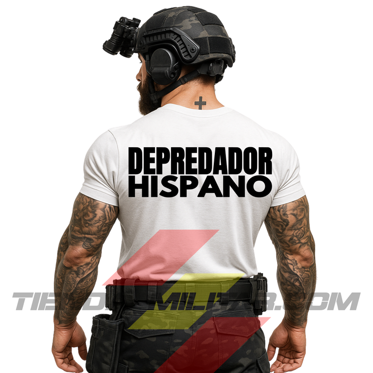 Guerrero moderno de espaldas con camiseta táctica de 100% ALGODÓN premium, en color BLANCO militar de la marca Depredador Hispano. En la espalda lleva la frase “DEPREDADOR HISPANO”. Ropa militar de alto rendimiento con diseño reivindicativo de poder hispano.