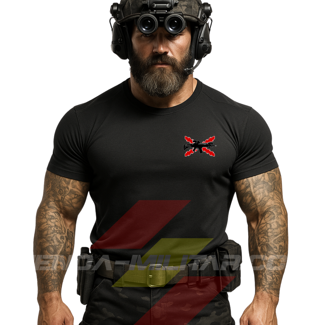 Guerrero moderno de frente con camiseta táctica fabricada en algodón, en color NEGRO de la marca Depredador Hispano.
En el pecho lleva un logotipo con con la cruz de borgoña y un fusil de asalto G36 cruzado. Ropa militar de combate de alto rendimiento con diseño reivindicativo de poder hispano.