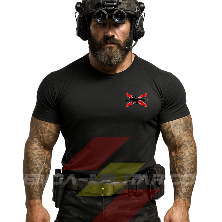 Guerrero moderno de frente con camiseta táctica fabricada en algodón, en color NEGRO de la marca Depredador Hispano.
En el pecho lleva un logotipo con con la cruz de borgoña y un fusil de asalto G36 cruzado. Ropa militar de combate de alto rendimiento con diseño reivindicativo de poder hispano.