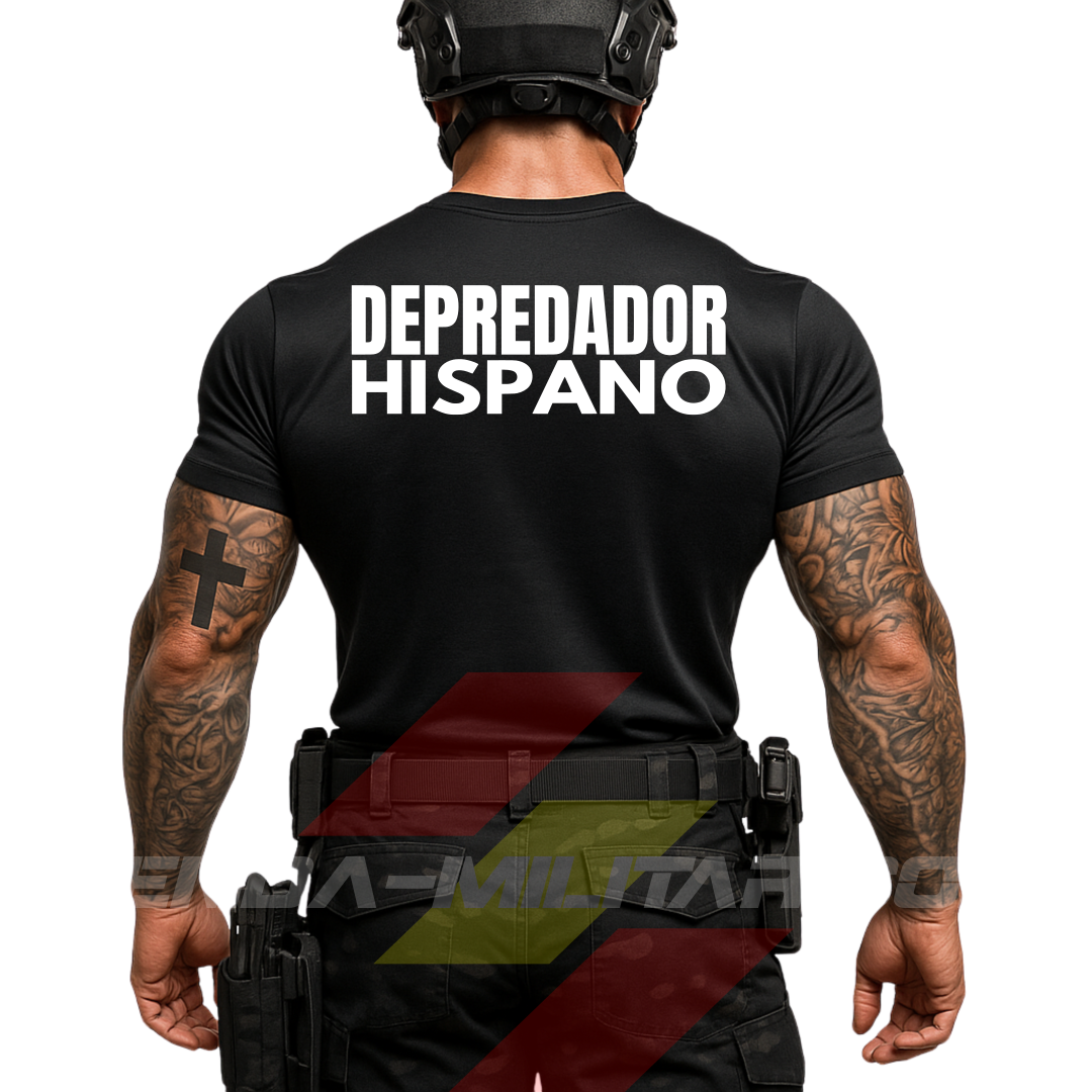 Un soldado moderno de espaldas con camiseta táctica de POLIÉSTER, en color NEGRO de la marca Depredador Hispano. En la espalda lleva la frase “DEPREDADOR HISPANO”. Ropa militar de alto rendimiento con diseño reivindicativo de poder hispano.