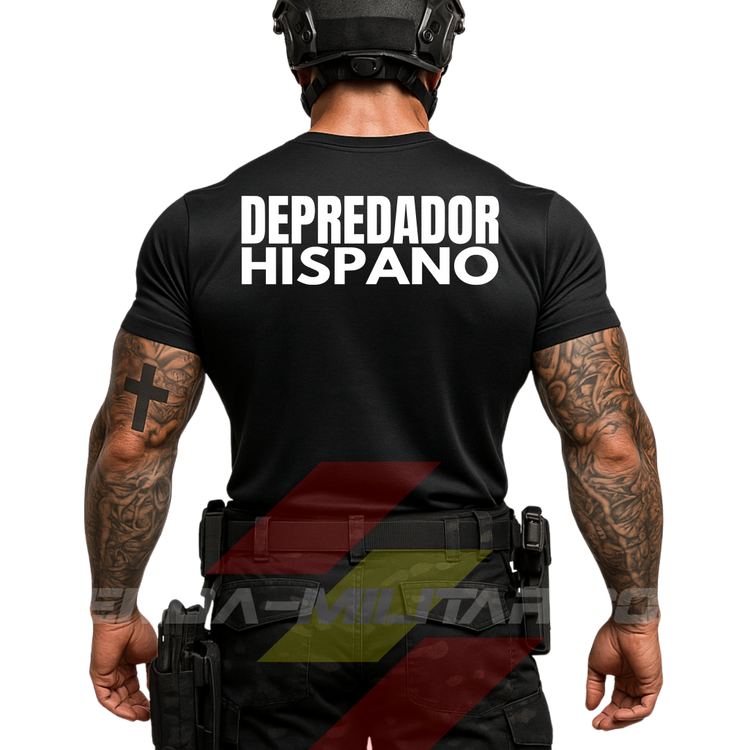Un soldado moderno de espaldas con camiseta táctica de POLIÉSTER, en color NEGRO de la marca Depredador Hispano. En la espalda lleva la frase “DEPREDADOR HISPANO”. Ropa militar de alto rendimiento con diseño reivindicativo de poder hispano.