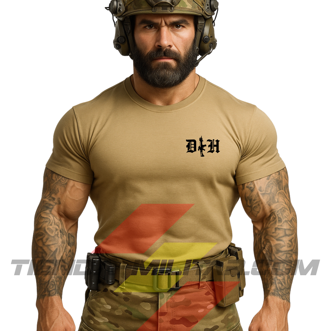 Hombre de frente con camiseta táctica fabricada en poliéster, en color ARENA OSCURO de la marca Depredador Hispano. En el pecho lleva un logotipo con con las iniciales de la marca (DH) y un fusil de asalto G36 en vertical. Ropa militar de alto rendimiento con diseño reivindicativo de poder hispano.