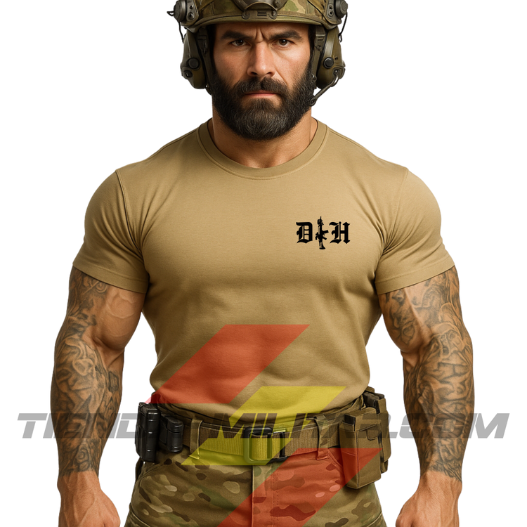 Hombre de frente con camiseta táctica fabricada en poliéster, en color ARENA OSCURO de la marca Depredador Hispano. En el pecho lleva un logotipo con con las iniciales de la marca (DH) y un fusil de asalto G36 en vertical. Ropa militar de alto rendimiento con diseño reivindicativo de poder hispano.