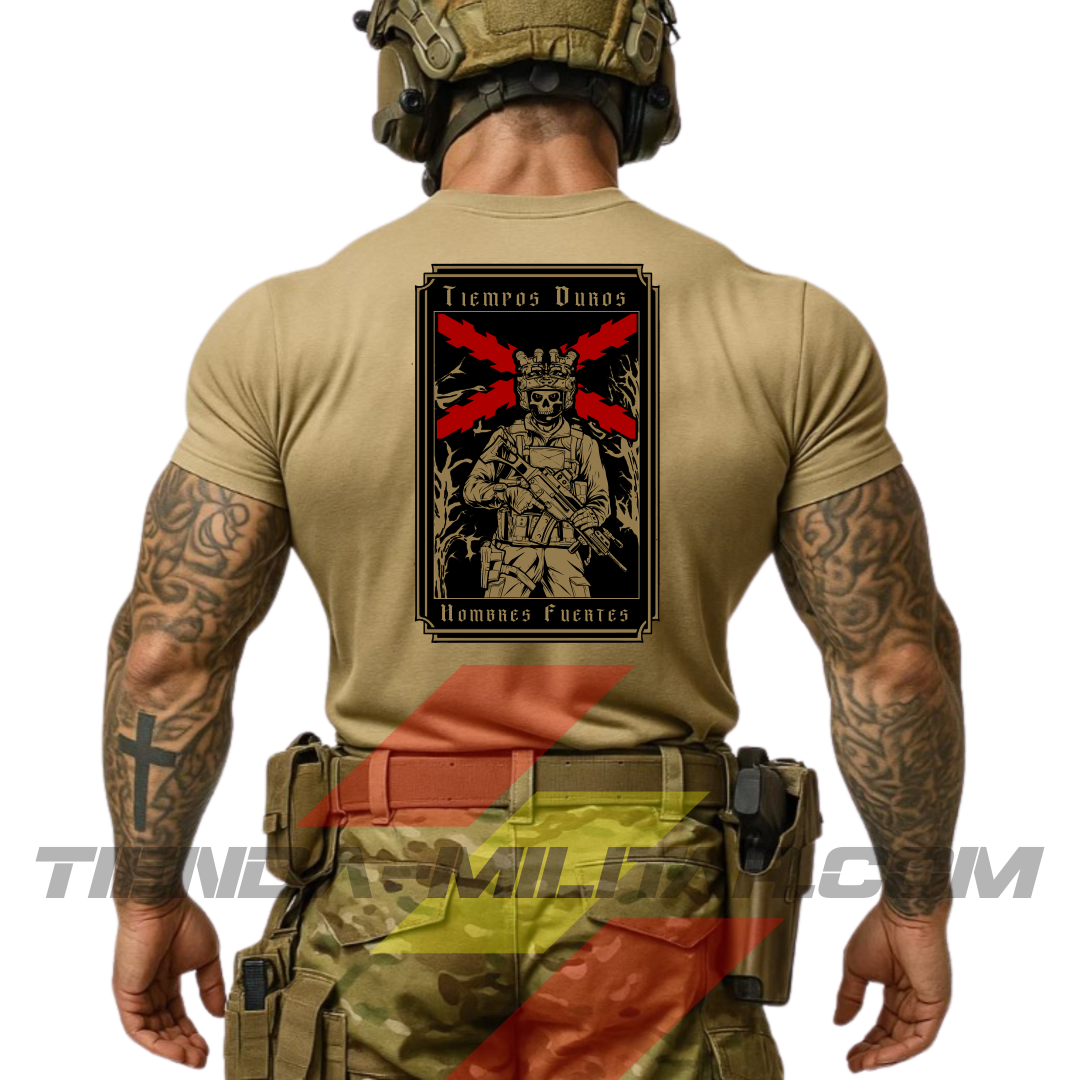 Hombre de espaldas con camiseta táctica de poliéster, en color ARENA OSCURO y cruz de Borgoña en color ROJO, de la marca Depredador Hispano. En la espalda lleva la frase “TIEMPOS DUROS, HOMBRES FUERTES”. Ropa militar de alto rendimiento con diseño reivindicativo de poder hispano.