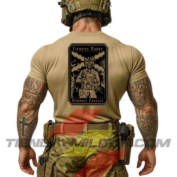 Hombre de espaldas con camiseta táctica de poliéster, en color ARENA OSCURO y cruz de Borgoña SIN color, de la marca Depredador Hispano. En la espalda lleva la frase “TIEMPOS DUROS, HOMBRES FUERTES”. Ropa militar de alto rendimiento con diseño reivindicativo de poder hispano.