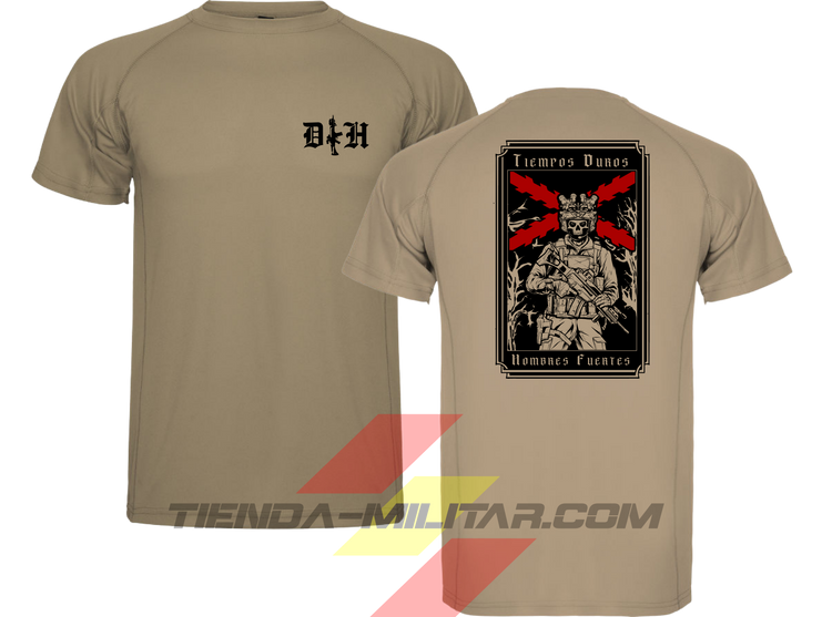 Camiseta táctica de poliéster, color arena de la marca Depredador Hispano. En el pecho lleva un logotipo con con las iniciales (DH) y un fusil de asalto G36 en vertical. En la espalda la frase “TIEMPOS DUROS, HOMBRES FUERTES” A color. Ropa militar de alto rendimiento con diseño reivindicativo de poder hispano.