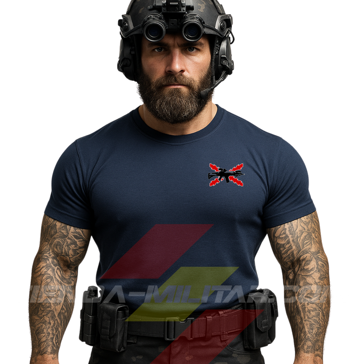 Hombre de frente con camiseta táctica fabricada en POLIÉSTER, en color AZUL MARINO de la marca Depredador Hispano. En el pecho lleva un logotipo con con la cruz de borgoña y un fusil de asalto G36 cruzado. Ropa militar de alto rendimiento con diseño reivindicativo de poder hispano.