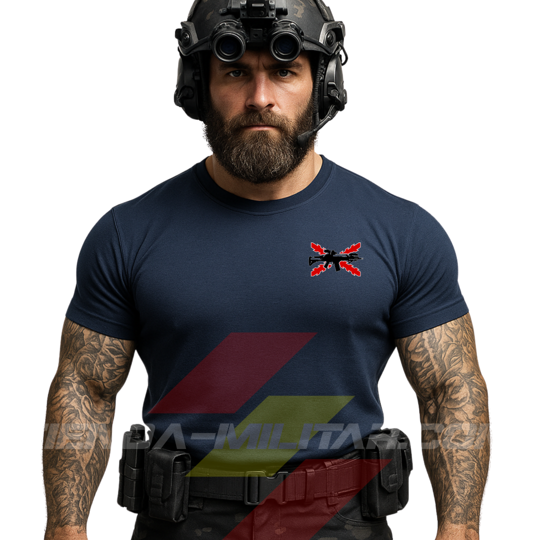 Guerrero moderno de frente con camiseta táctica fabricada en algodón, en color AZUL MARINO de la marca Depredador Hispano.
En el pecho lleva un logotipo con con la cruz de borgoña y un fusil de asalto G36 cruzado. Ropa militar de combate de alto rendimiento con diseño reivindicativo de poder hispano.