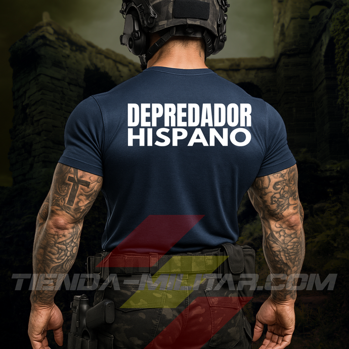 Hombre de espaldas con camiseta táctica de algodón, en color azul marino militar de la marca Depredador Hispano en un entorno urbano, ruinoso y nocturno. En la espalda lleva la frase “DEPREDADOR HISPANO”. Ropa militar de alto rendimiento con diseño reivindicativo de poder hispano.