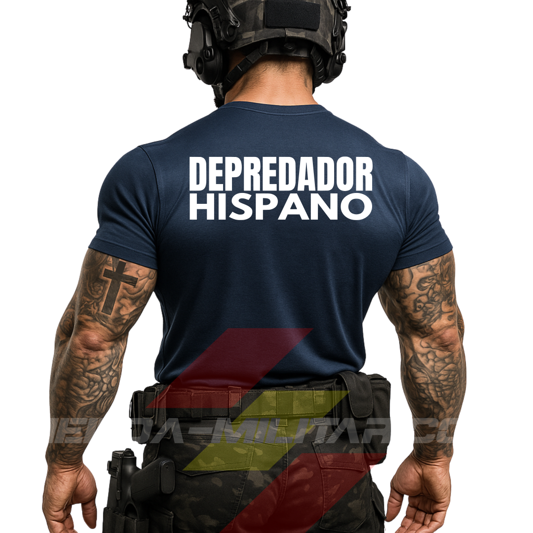 Un soldado moderno de espaldas con camiseta táctica de POLIÉSTER, en color AZUL MARINO de la marca Depredador Hispano. En la espalda lleva la frase “DEPREDADOR HISPANO”. Ropa militar de alto rendimiento con diseño reivindicativo de poder hispano.