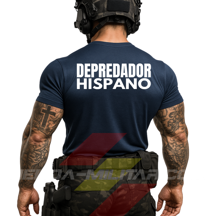 Un soldado moderno de espaldas con camiseta táctica de POLIÉSTER, en color AZUL MARINO de la marca Depredador Hispano. En la espalda lleva la frase “DEPREDADOR HISPANO”. Ropa militar de alto rendimiento con diseño reivindicativo de poder hispano.
