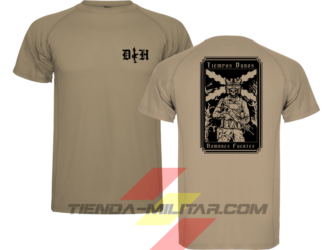 Camiseta táctica de poliéster, color arena de la marca Depredador Hispano. En el pecho lleva un logotipo con con las iniciales (DH) y un fusil de asalto G36 en vertical. En la espalda la frase “TIEMPOS DUROS, HOMBRES FUERTES”. Ropa militar de alto rendimiento con diseño reivindicativo de poder hispano.