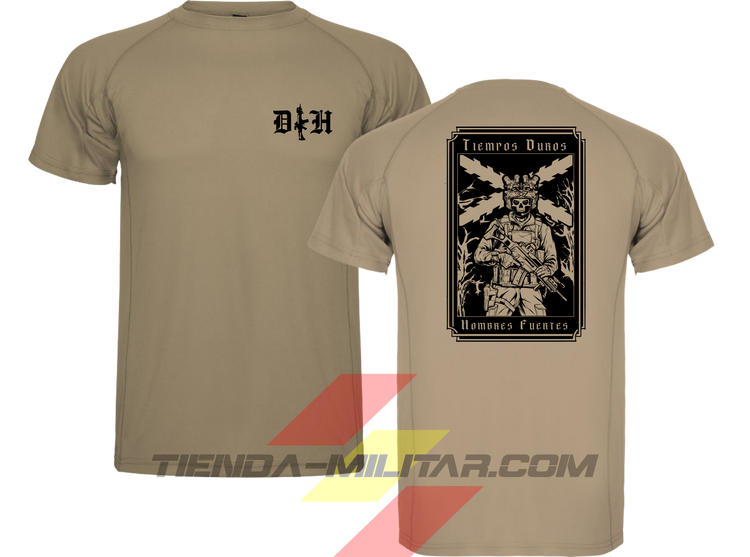 Camiseta táctica de poliéster, color arena de la marca Depredador Hispano. En el pecho lleva un logotipo con con las iniciales (DH) y un fusil de asalto G36 en vertical. En la espalda la frase “TIEMPOS DUROS, HOMBRES FUERTES”. Ropa militar de alto rendimiento con diseño reivindicativo de poder hispano.