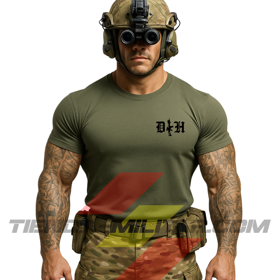 Hombre de frente con camiseta táctica fabricada en poliéster, en color VERDE MILITAR de la marca Depredador Hispano. En el pecho lleva un logotipo con con las iniciales de la marca (DH) y un fusil de asalto G36 en vertical. Ropa militar de alto rendimiento con diseño reivindicativo de poder hispano.