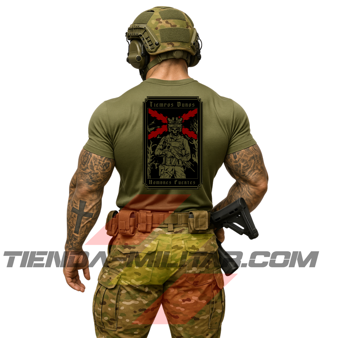 Hombre de espaldas con camiseta táctica de poliéster, en color VERDE MILITAR y cruz de Borgoña en color ROJO, de la marca Depredador Hispano. En la espalda lleva la frase “TIEMPOS DUROS, HOMBRES FUERTES”. Ropa militar de alto rendimiento con diseño reivindicativo de poder hispano.