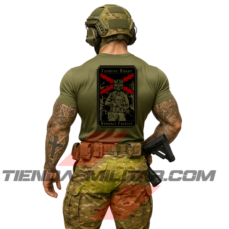 Hombre de espaldas con camiseta táctica de poliéster, en color VERDE MILITAR y cruz de Borgoña en color ROJO, de la marca Depredador Hispano. En la espalda lleva la frase “TIEMPOS DUROS, HOMBRES FUERTES”. Ropa militar de alto rendimiento con diseño reivindicativo de poder hispano.