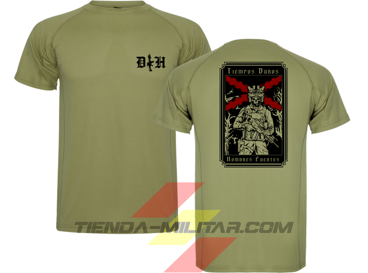 Camiseta táctica de poliéster, color verde militar de la marca Depredador Hispano. En el pecho lleva un logotipo con con las iniciales (DH) y un fusil de asalto G36 en vertical. En la espalda la frase “TIEMPOS DUROS, HOMBRES FUERTES” a color. Ropa militar de alto rendimiento con diseño reivindicativo de poder hispano.