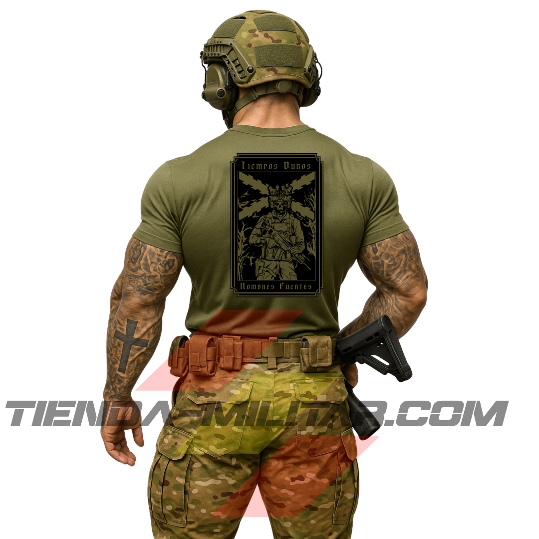 Hombre de espaldas con camiseta táctica de poliéster, en color VERDE MILITAR y cruz de Borgoña en color SIN COLOR, de la marca Depredador Hispano. En la espalda lleva la frase “TIEMPOS DUROS, HOMBRES FUERTES”. Ropa militar de alto rendimiento con diseño reivindicativo de poder hispano.