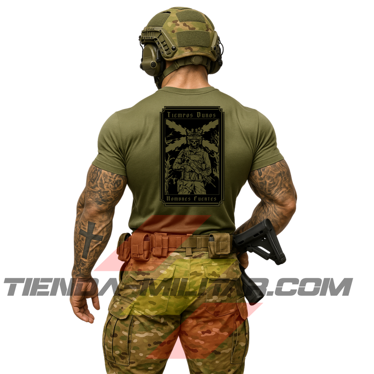 Hombre de espaldas con camiseta táctica de poliéster, en color VERDE MILITAR y cruz de Borgoña en color SIN COLOR, de la marca Depredador Hispano. En la espalda lleva la frase “TIEMPOS DUROS, HOMBRES FUERTES”. Ropa militar de alto rendimiento con diseño reivindicativo de poder hispano.