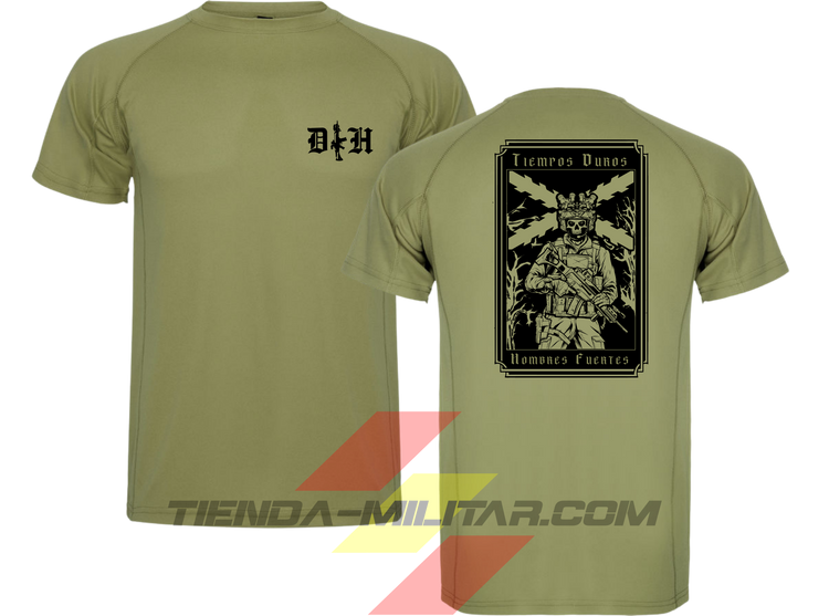 Camiseta táctica de poliéster, color verde militar de la marca Depredador Hispano. En el pecho lleva un logotipo con con las iniciales (DH) y un fusil de asalto G36 en vertical. En la espalda la frase “TIEMPOS DUROS, HOMBRES FUERTES”. Ropa militar de alto rendimiento con diseño reivindicativo de poder hispano.