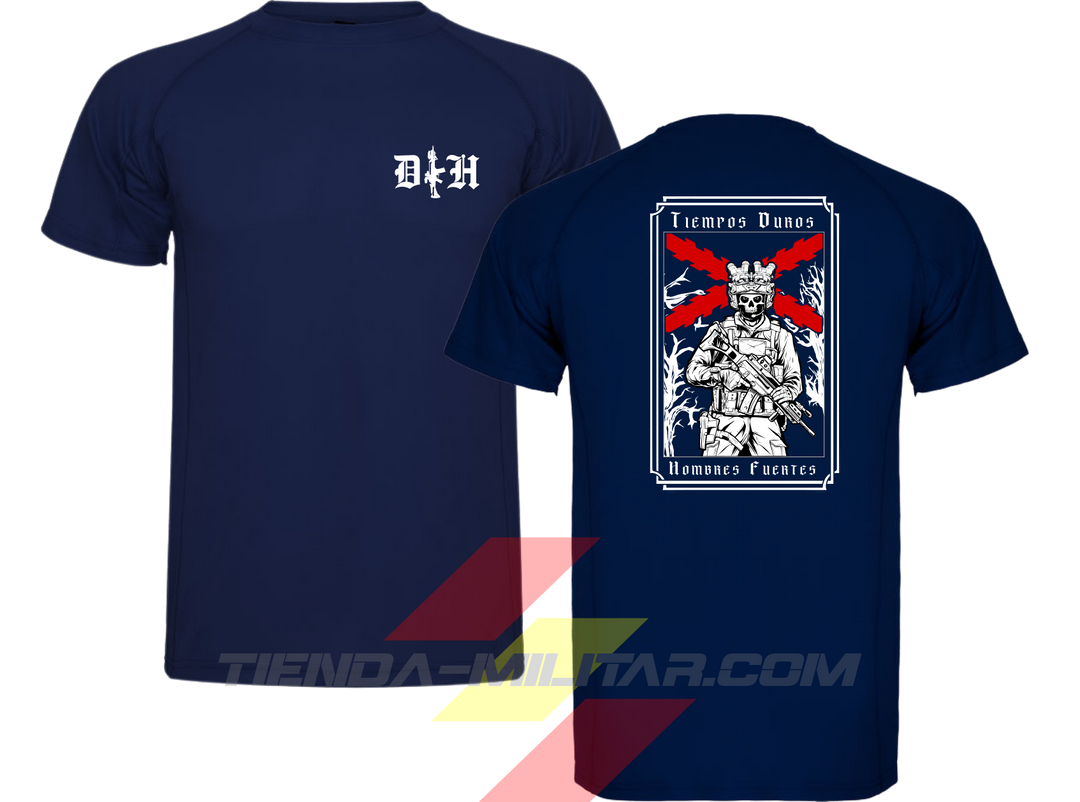 Camiseta táctica de poliéster premium, color azul marino de la marca Depredador Hispano. En el pecho lleva un logotipo con con las iniciales (DH) y un fusil de asalto G36 en vertical. En la espalda la frase “TIEMPOS DUROS, HOMBRES FUERTES” a color. Ropa militar de alto rendimiento con diseño reivindicativo de poder hispano.