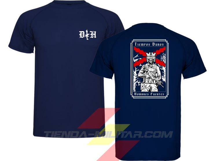 Camiseta táctica de poliéster premium, color azul marino de la marca Depredador Hispano. En el pecho lleva un logotipo con con las iniciales (DH) y un fusil de asalto G36 en vertical. En la espalda la frase “TIEMPOS DUROS, HOMBRES FUERTES” a color. Ropa militar de alto rendimiento con diseño reivindicativo de poder hispano.