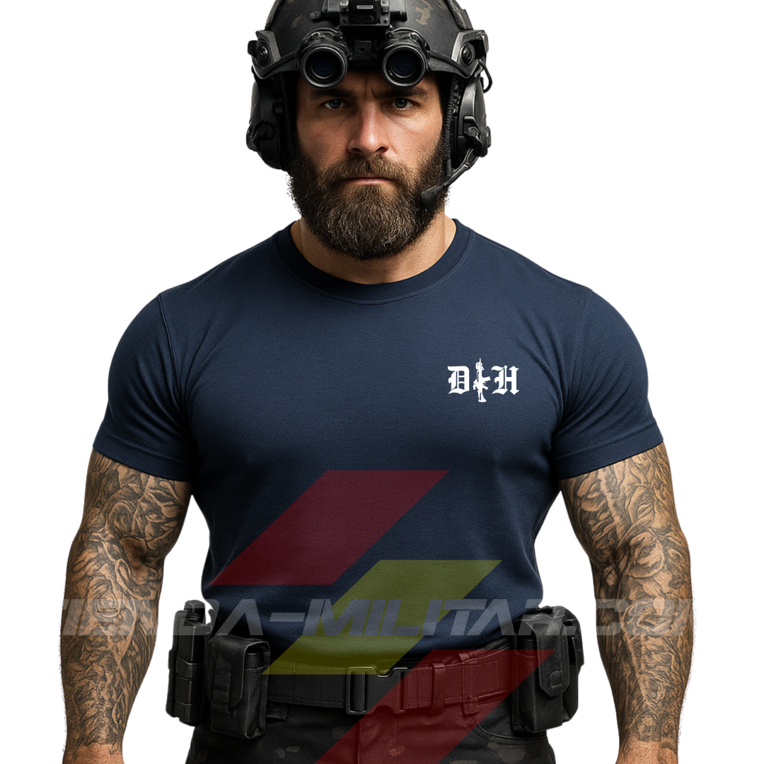 Hombre de frente con camiseta táctica fabricada en poliéster, en color AZUL MARINO de la marca Depredador Hispano. En el pecho lleva un logotipo con con las iniciales de la marca (DH) y un fusil de asalto G36 en vertical. Ropa militar de alto rendimiento con diseño reivindicativo de poder hispano.