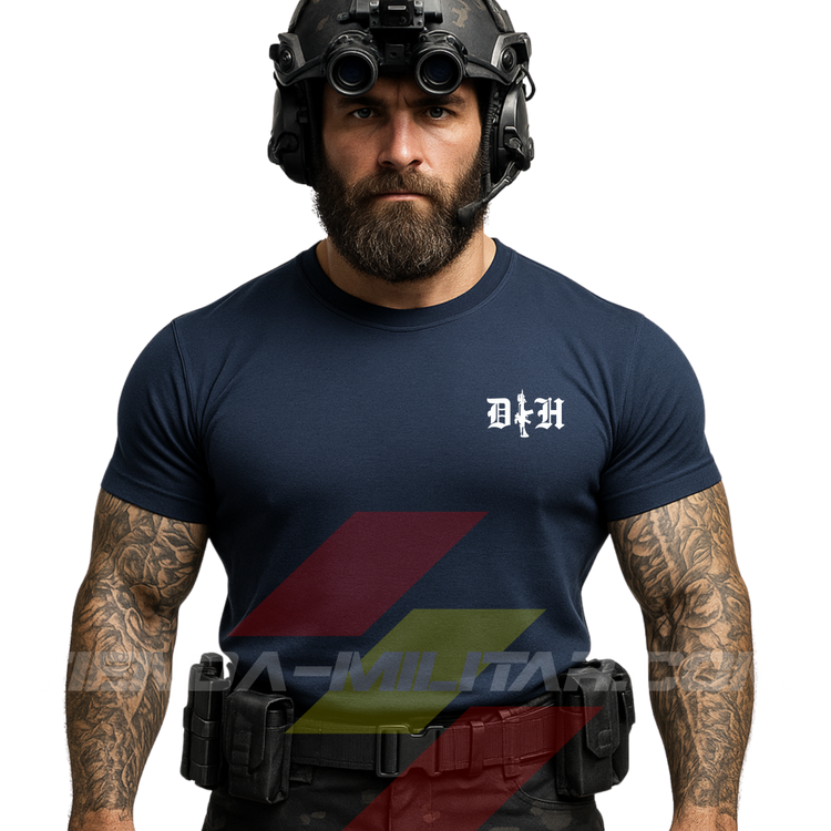 Hombre de frente con camiseta táctica fabricada en poliéster, en color AZUL MARINO de la marca Depredador Hispano. En el pecho lleva un logotipo con con las iniciales de la marca (DH) y un fusil de asalto G36 en vertical. Ropa militar de alto rendimiento con diseño reivindicativo de poder hispano.