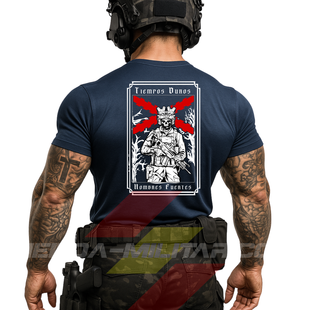Hombre de espaldas con camiseta táctica de poliéster, en color AZUL MARINO  y cruz de Borgoña en color ROJO, de la marca Depredador Hispano. En la espalda lleva la frase “TIEMPOS DUROS, HOMBRES FUERTES”. Ropa militar de alto rendimiento con diseño reivindicativo de poder hispano.