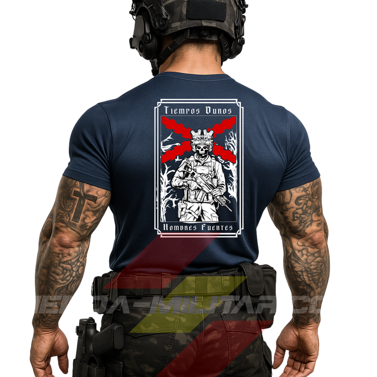 Hombre de espaldas con camiseta táctica de poliéster, en color AZUL MARINO  y cruz de Borgoña en color ROJO, de la marca Depredador Hispano. En la espalda lleva la frase “TIEMPOS DUROS, HOMBRES FUERTES”. Ropa militar de alto rendimiento con diseño reivindicativo de poder hispano.