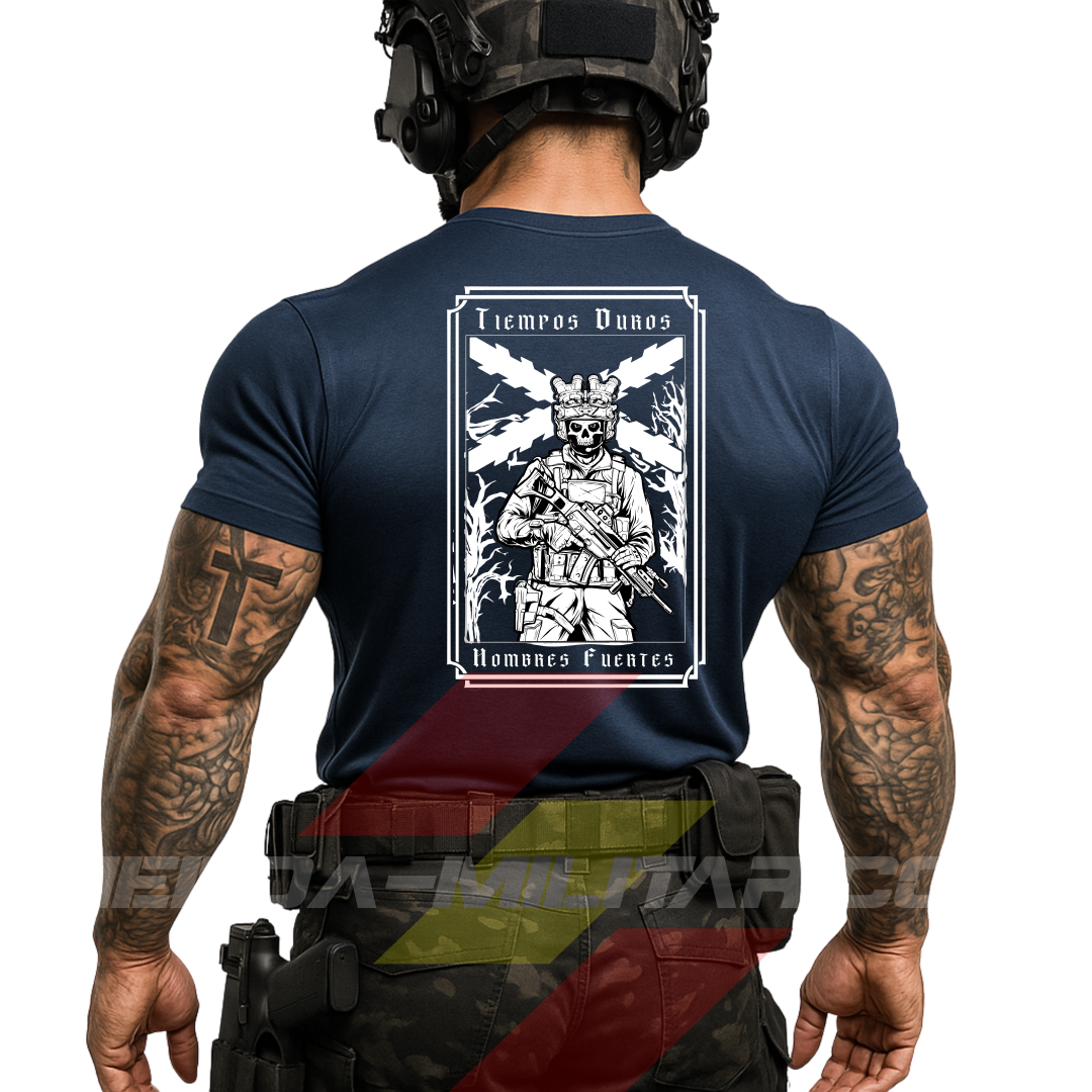 Hombre de espaldas con camiseta táctica de poliéster, en color AZUL MARINO  y cruz de Borgoña en color BLANCO, de la marca Depredador Hispano. En la espalda lleva la frase “TIEMPOS DUROS, HOMBRES FUERTES”. Ropa militar de alto rendimiento con diseño reivindicativo de poder hispano.