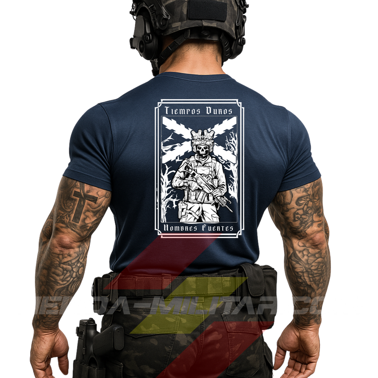 Hombre de espaldas con camiseta táctica de poliéster, en color AZUL MARINO  y cruz de Borgoña en color BLANCO, de la marca Depredador Hispano. En la espalda lleva la frase “TIEMPOS DUROS, HOMBRES FUERTES”. Ropa militar de alto rendimiento con diseño reivindicativo de poder hispano.