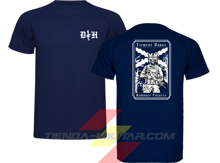 Camiseta táctica de poliéster premium, color azul marino de la marca Depredador Hispano. En el pecho lleva un logotipo con con las iniciales (DH) y un fusil de asalto G36 en vertical. En la espalda la frase “TIEMPOS DUROS, HOMBRES FUERTES”. Ropa militar de alto rendimiento con diseño reivindicativo de poder hispano.