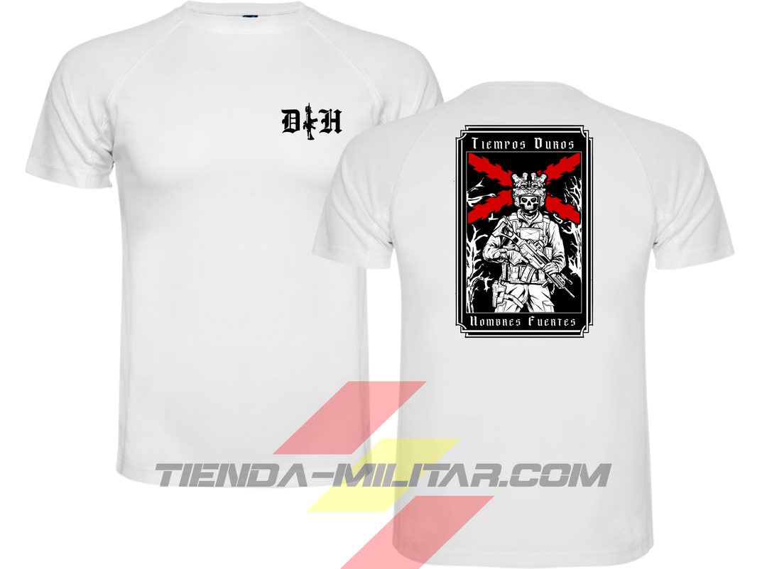 Camiseta táctica de poliéster premium, color blano de la marca Depredador Hispano. En el pecho lleva un logotipo con con las iniciales (DH) y un fusil de asalto G36 en vertical. En la espalda la frase “TIEMPOS DUROS, HOMBRES FUERTES” a color. Ropa militar de alto rendimiento con diseño reivindicativo de poder hispano.
