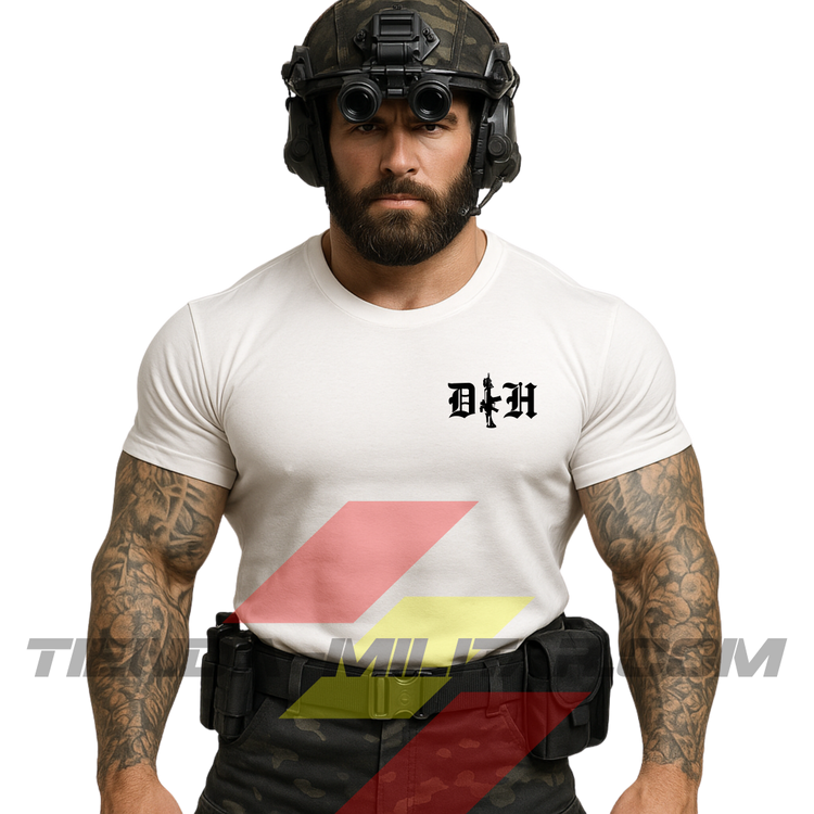 Hombre de frente con camiseta táctica fabricada en poliéster, en color BLANCO de la marca Depredador Hispano. En el pecho lleva un logotipo con con las iniciales de la marca (DH) y un fusil de asalto G36 en vertical. Ropa militar de alto rendimiento con diseño reivindicativo de poder hispano.