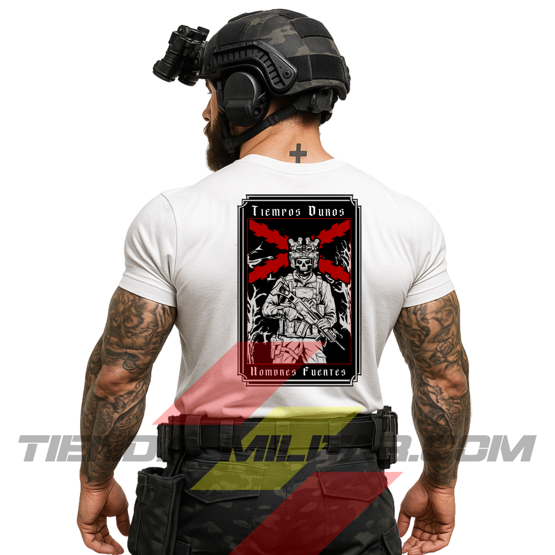 Hombre de espaldas con camiseta táctica de poliéster, en color BLANCO  y cruz de Borgoña en color ROJO, de la marca Depredador Hispano. En la espalda lleva la frase “TIEMPOS DUROS, HOMBRES FUERTES”. Ropa militar de alto rendimiento con diseño reivindicativo de poder hispano.