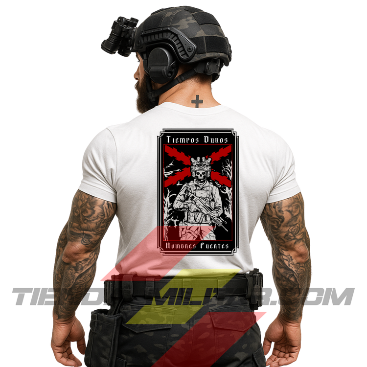 Hombre de espaldas con camiseta táctica de poliéster, en color BLANCO  y cruz de Borgoña en color ROJO, de la marca Depredador Hispano. En la espalda lleva la frase “TIEMPOS DUROS, HOMBRES FUERTES”. Ropa militar de alto rendimiento con diseño reivindicativo de poder hispano.