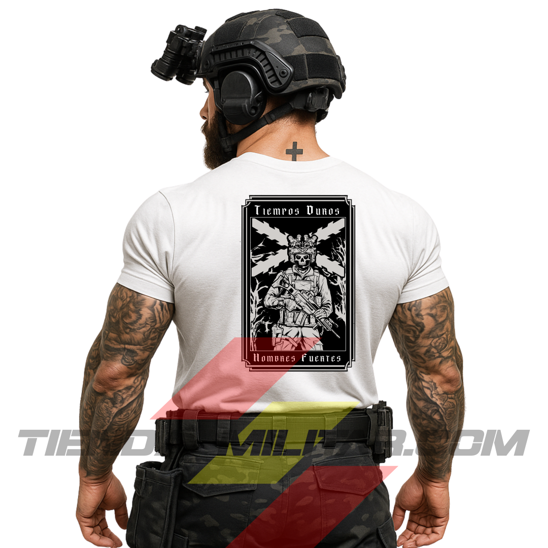 Hombre de espaldas con camiseta táctica de poliéster, en color BLANCO  y cruz de Borgoña en color SIN COLOR, de la marca Depredador Hispano. En la espalda lleva la frase “TIEMPOS DUROS, HOMBRES FUERTES”. Ropa militar de alto rendimiento con diseño reivindicativo de poder hispano.